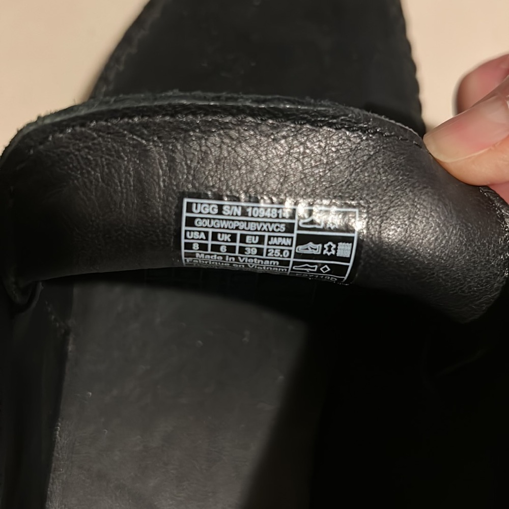 UGG BOOTS - Picture 6 of 6